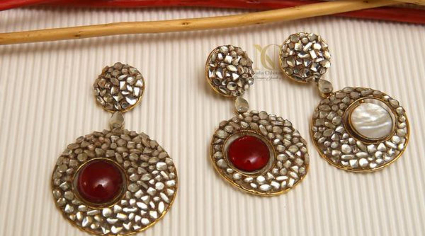 Pendant Set With Reversible Stone