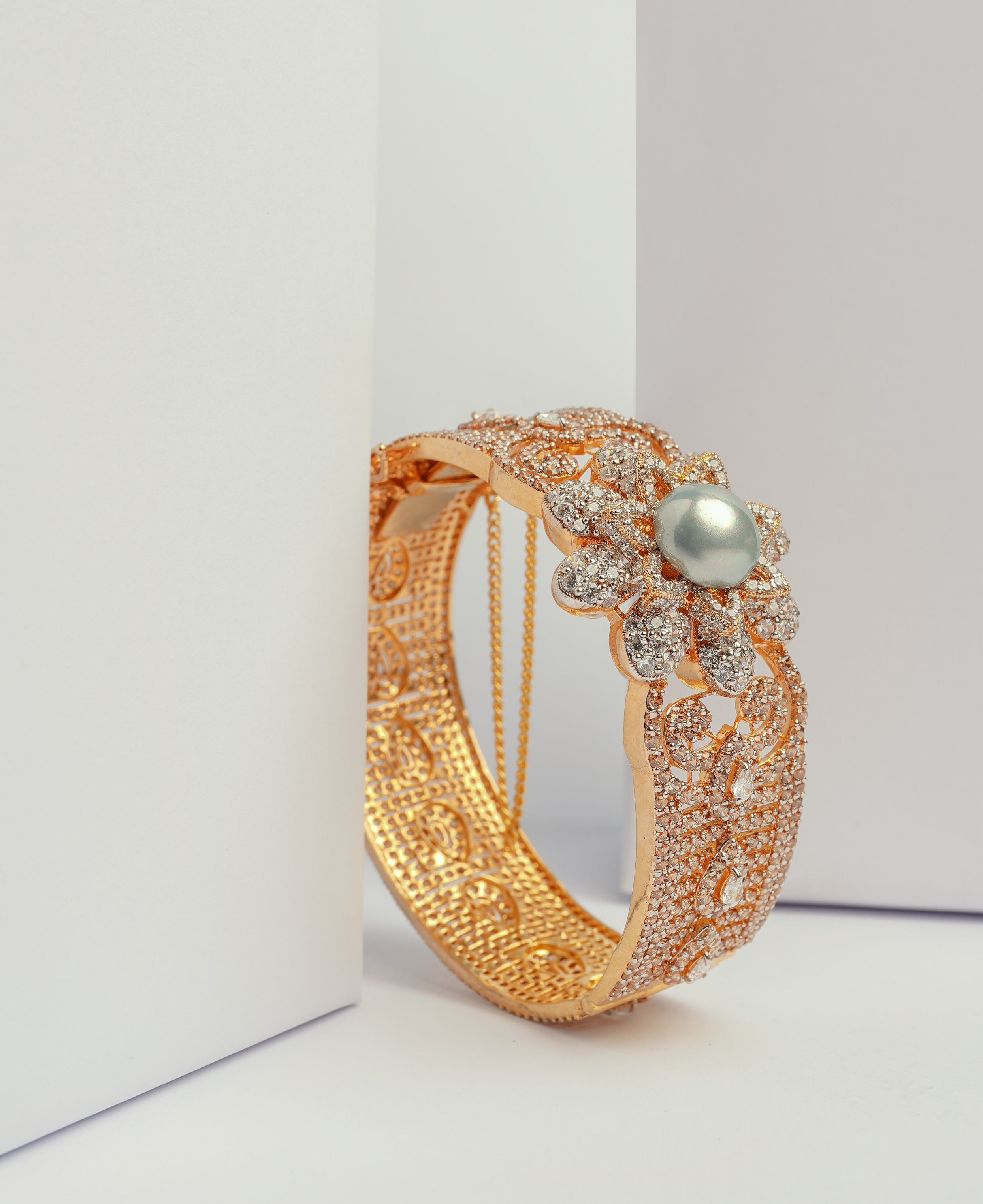 Grey Pearl Broch Kara