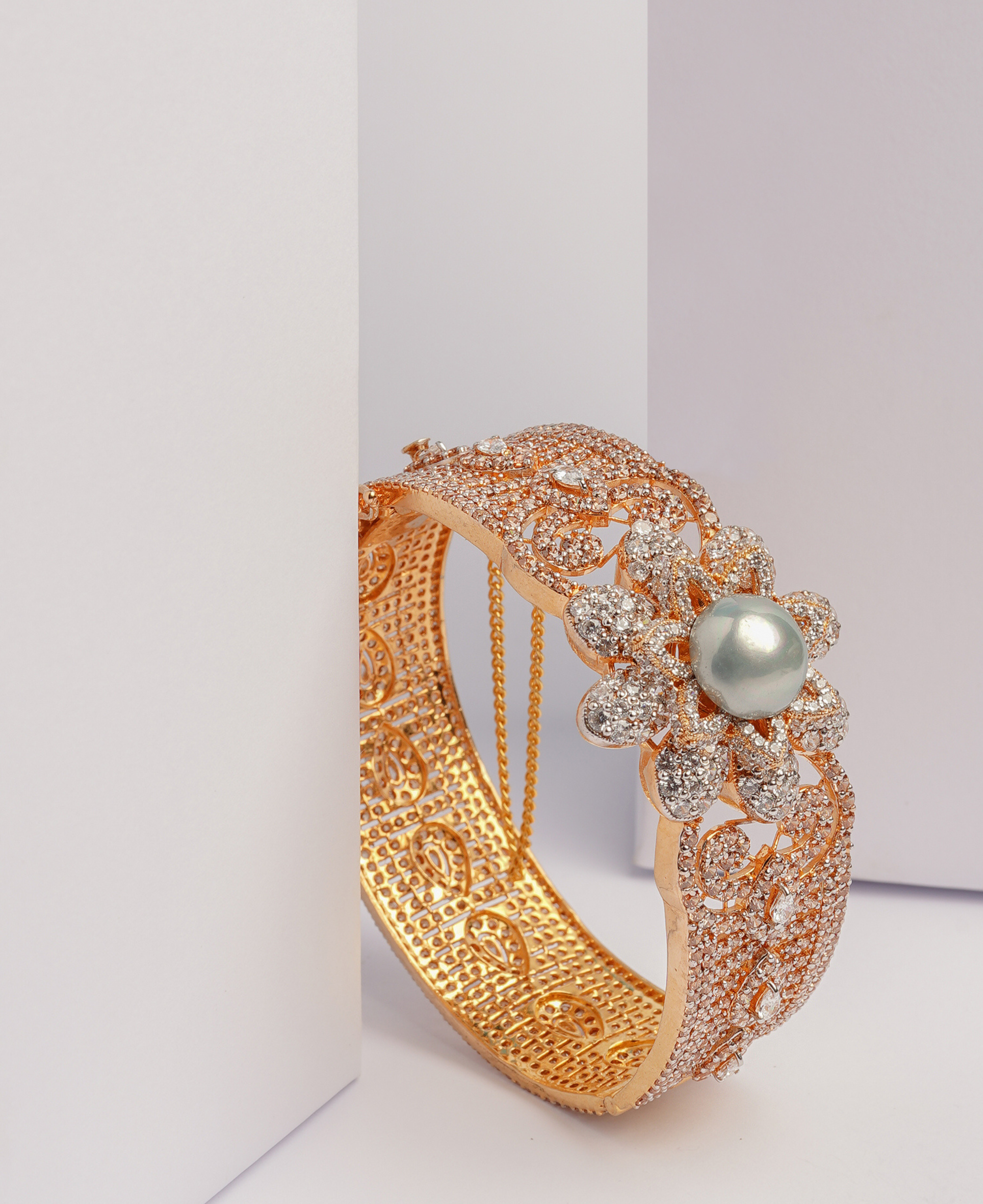 Grey Pearl Broch Kara
