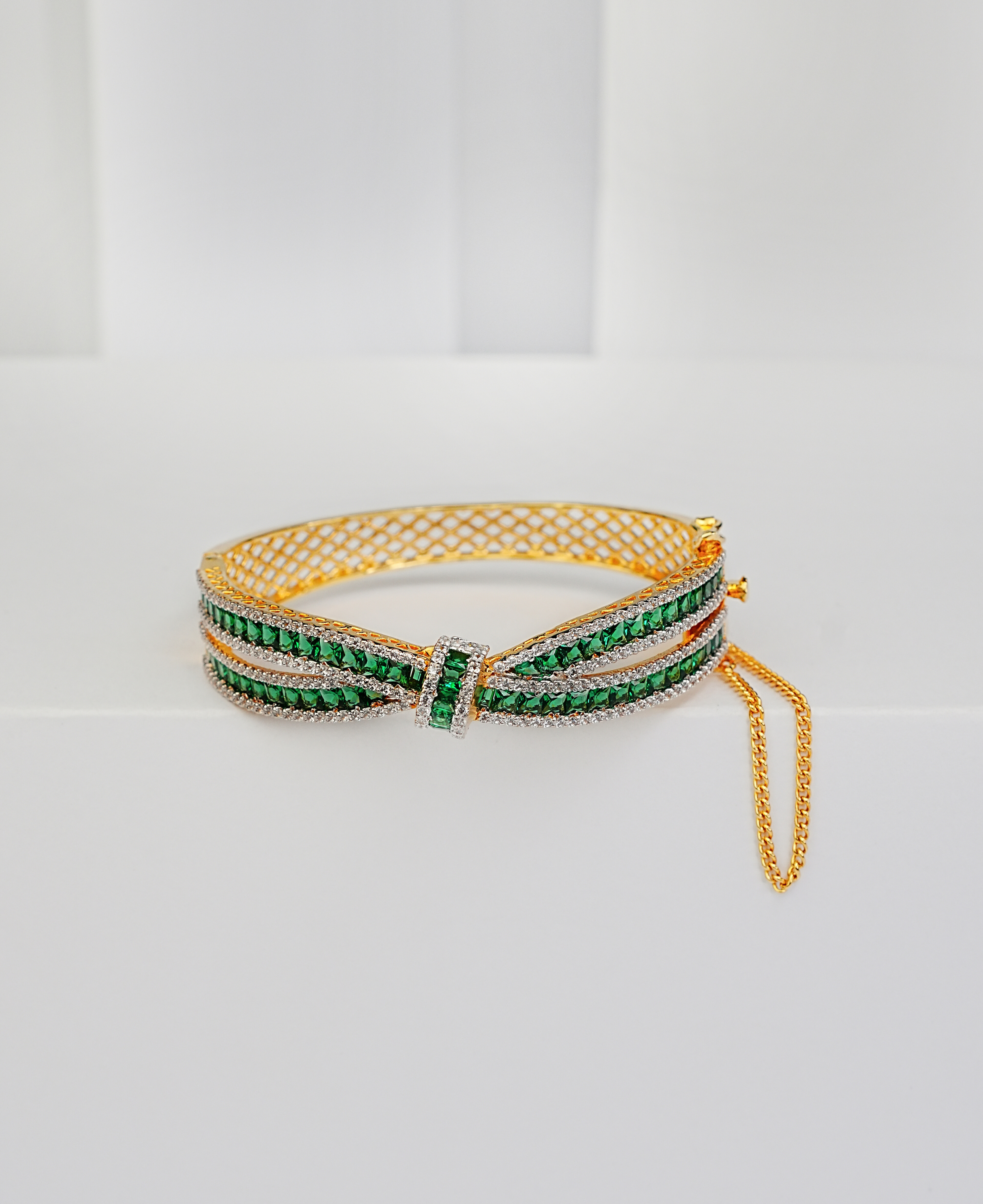 The Emerald Knot Kara