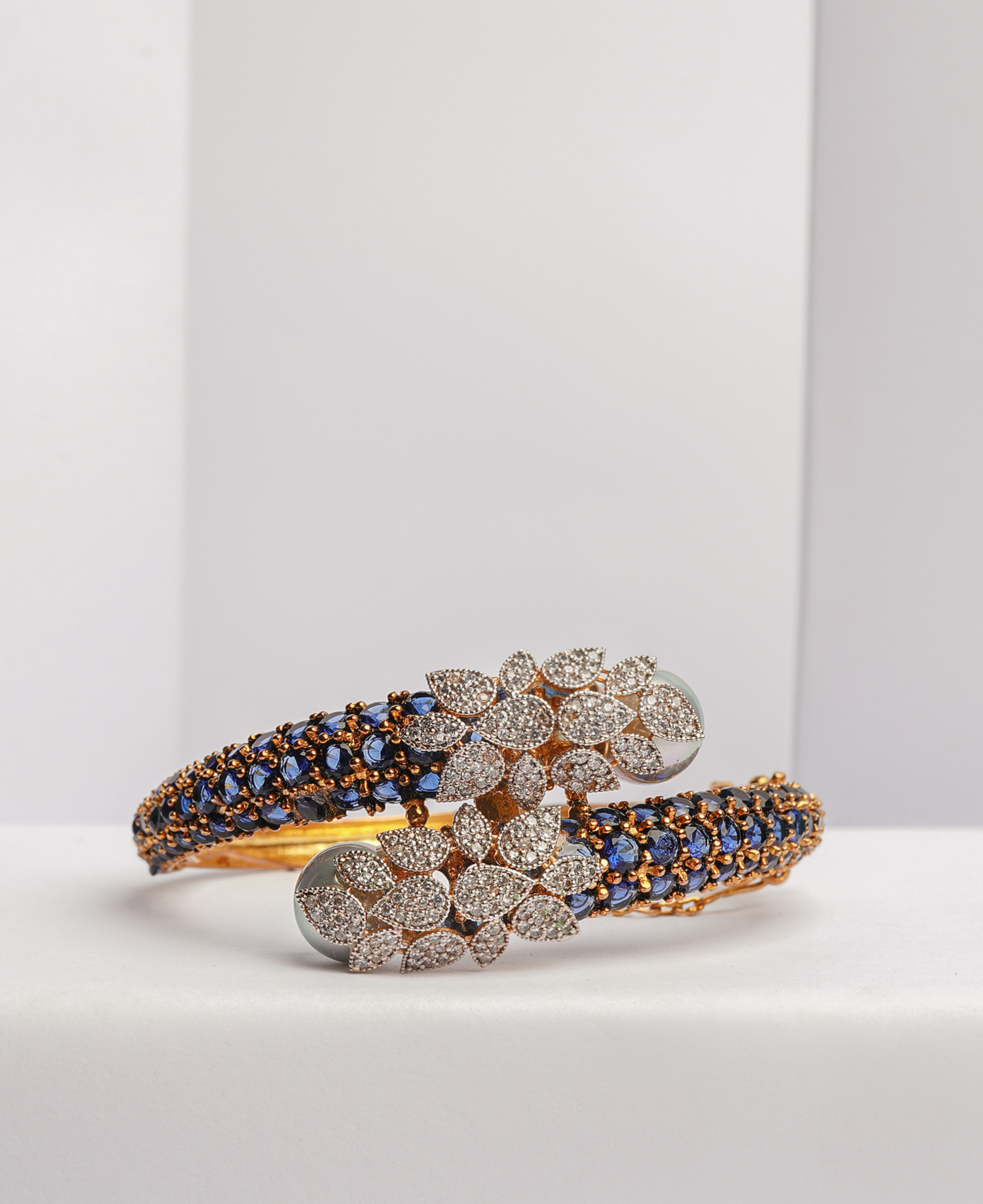 Sapphire in grey leaves Kara