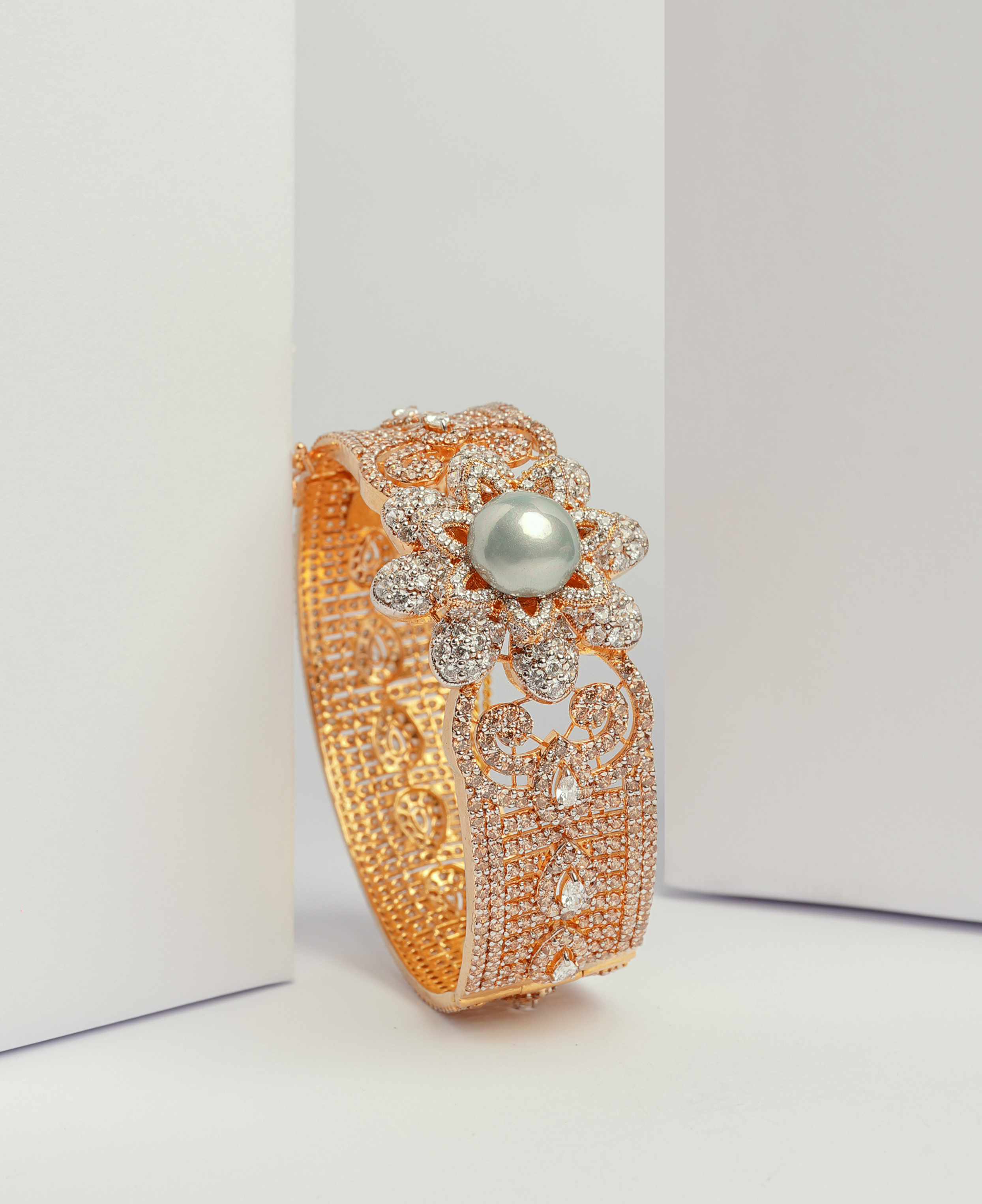 Grey Pearl Broch Kara