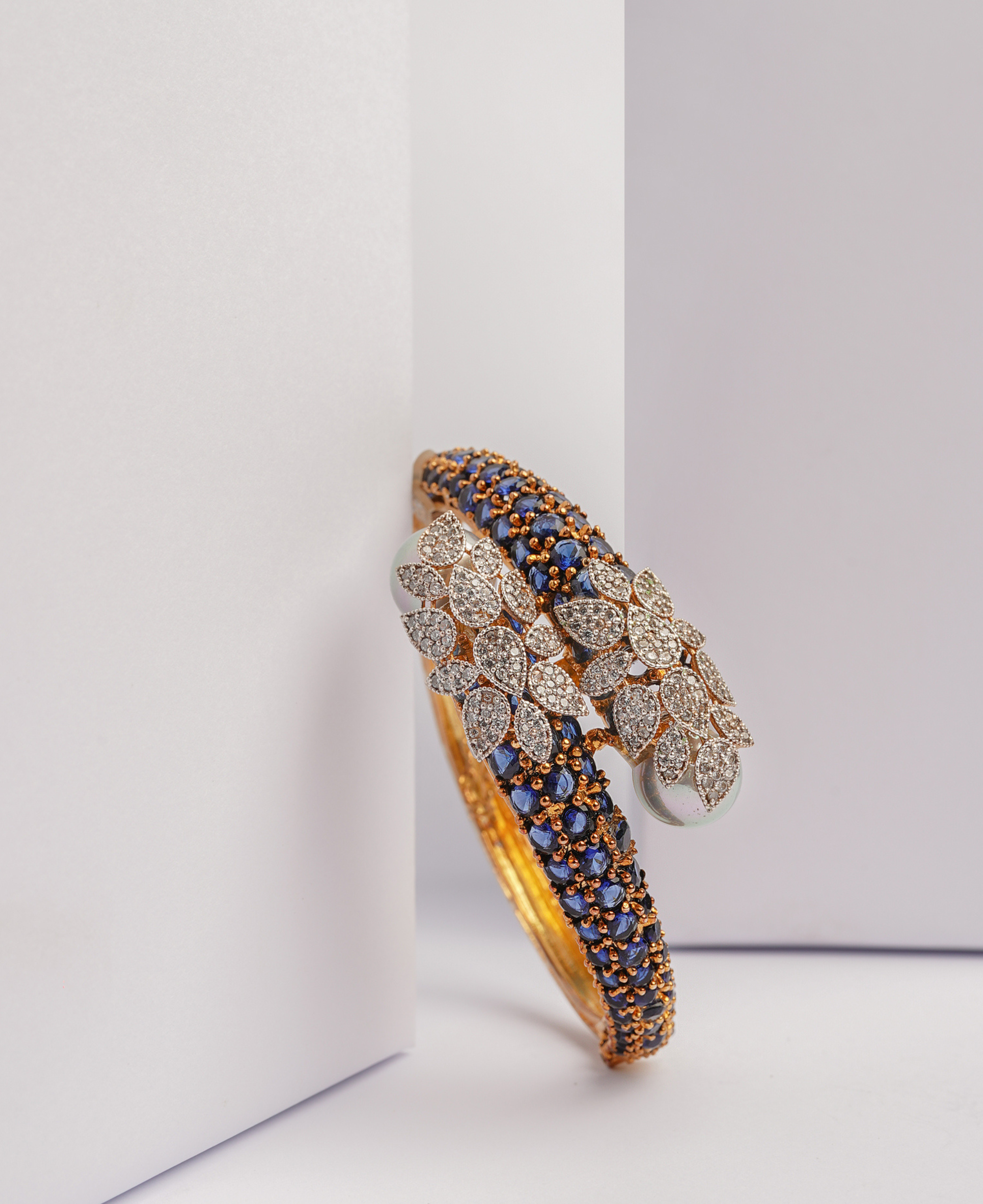 Sapphire in grey leaves Kara