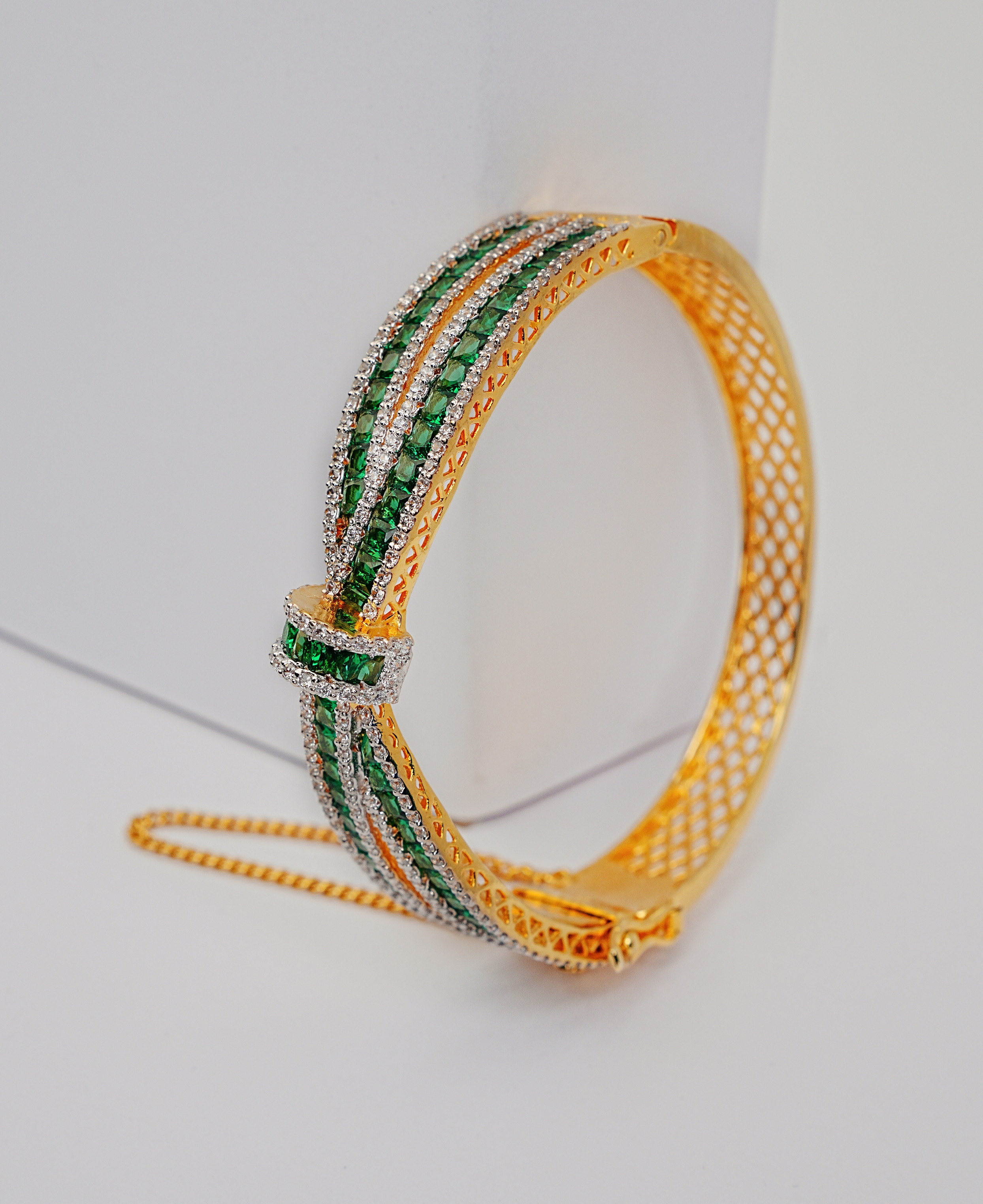 The Emerald Knot Kara
